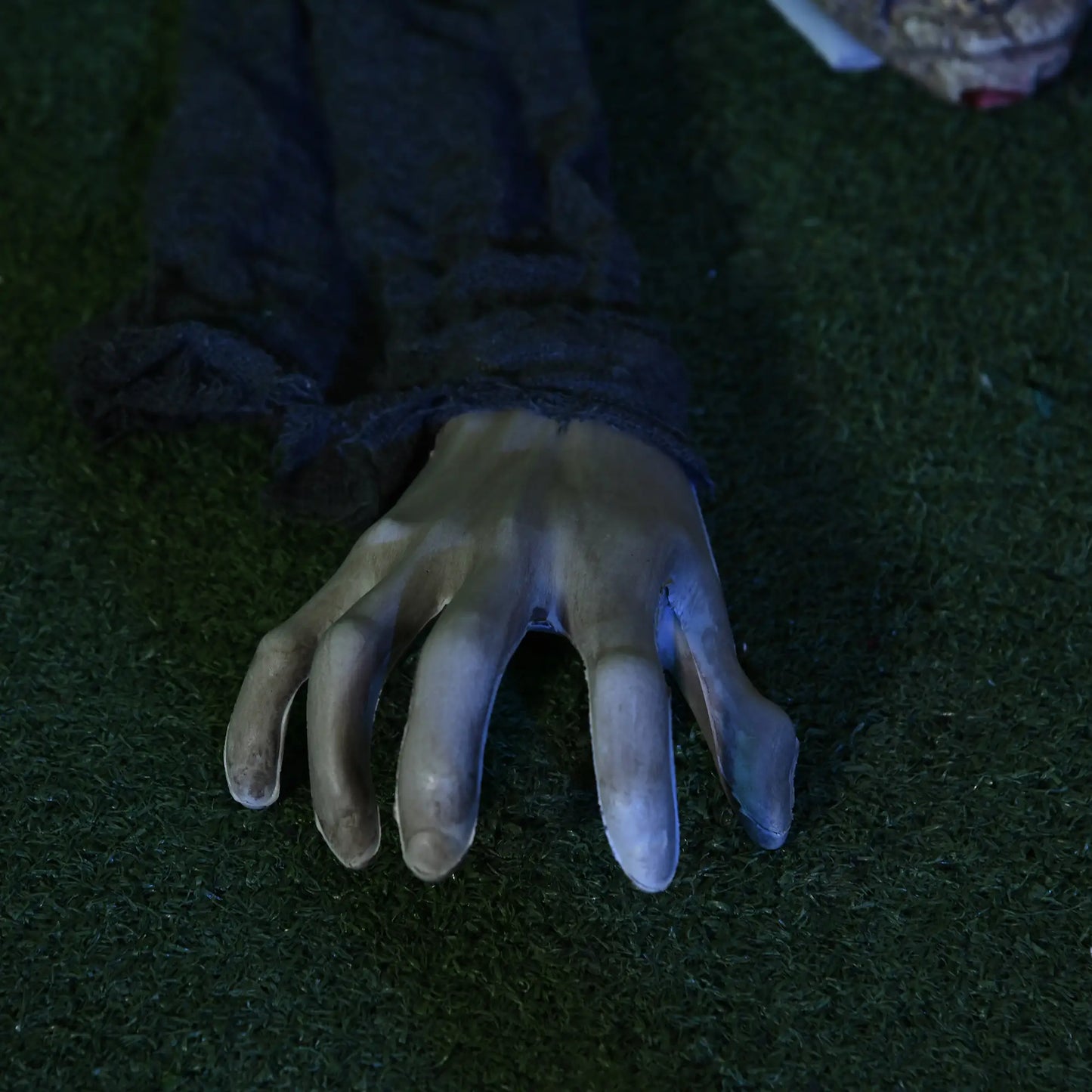 5.2ft Life Size Outdoor Halloween Zombie, Animated, Motion Activated Halloween Decorations at Gallery Canada