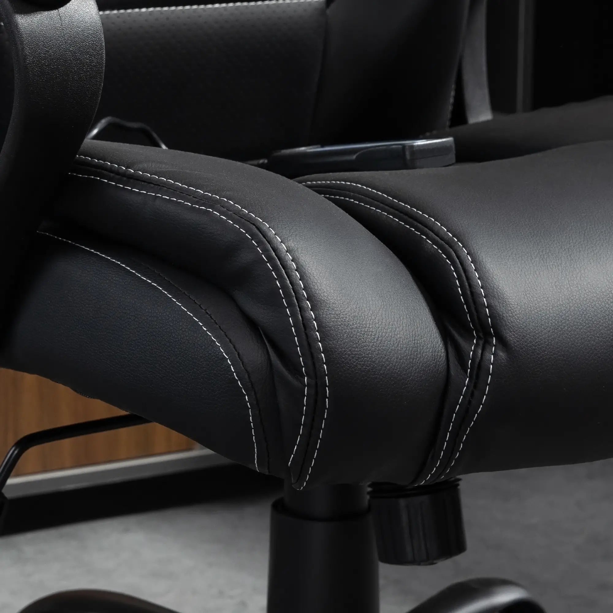 Massage Office Chair, High Back Executive, 6-Point Vibration, Adjustable Height, Black Massage Chairs at Gallery Canada
