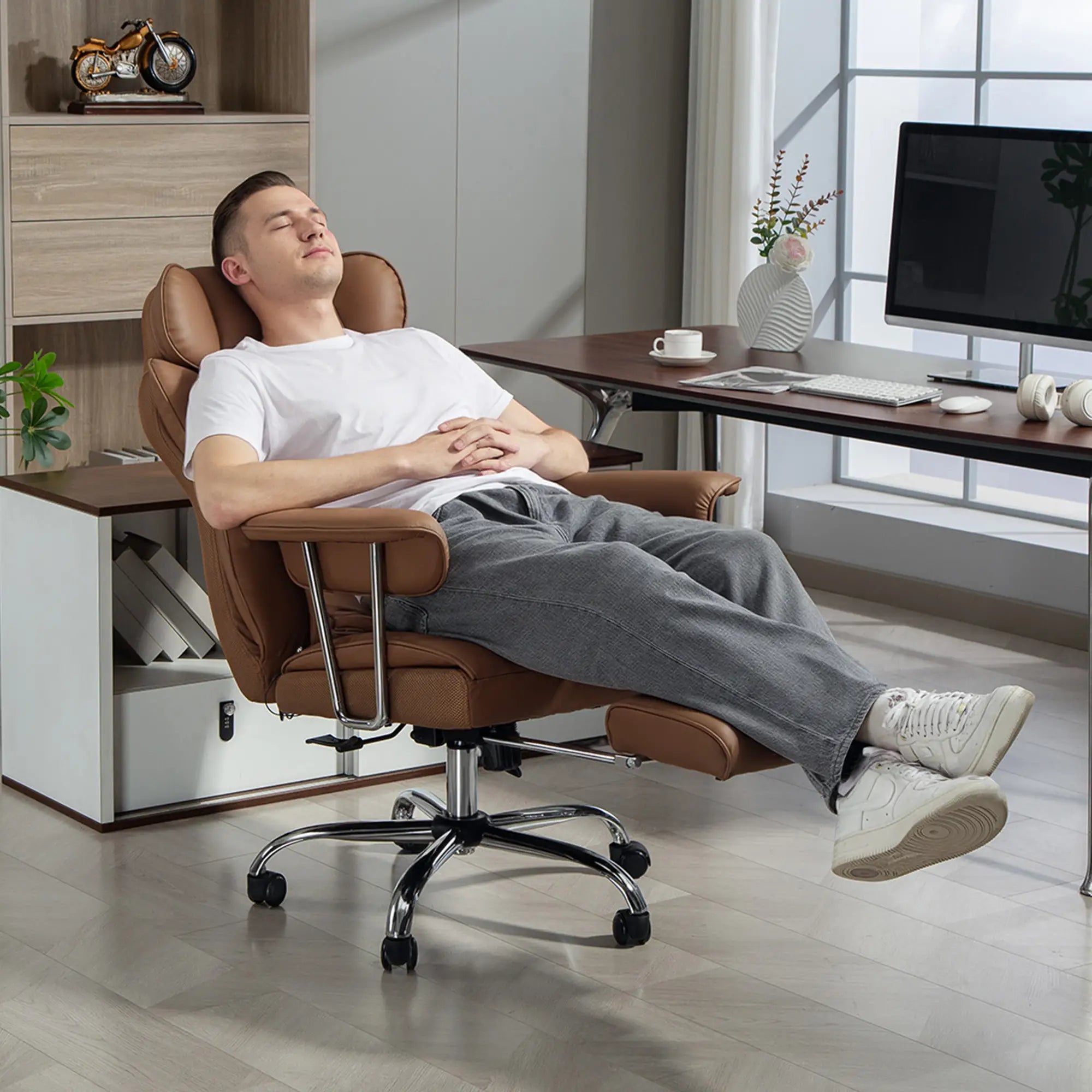 400LBS Massage Office Chair, 6-Point Vibration, Footrest, Lumbar Support, Brown Massage Chairs at Gallery Canada